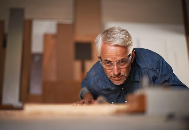 Foto carpentiere che pensa e pianifica nella sicurezza dell'officina e negli occhiali nelle piccole imprese progettazione di lavori in legno o produzione con legname o legname appaltatore e materiali o strumenti per la costruzione di mobili