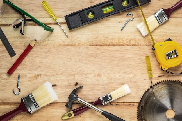 Foto strumenti del carpentiere sul bordo di legno