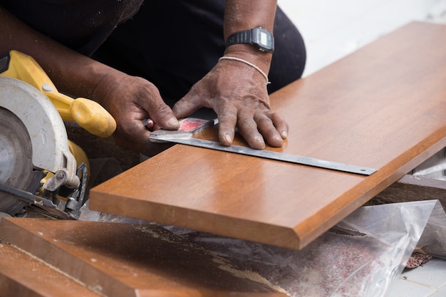 carpenter use ruler to measuring wood