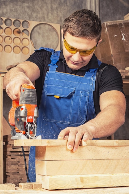 A carpenter using a jigsaw to cut wood cuts bars