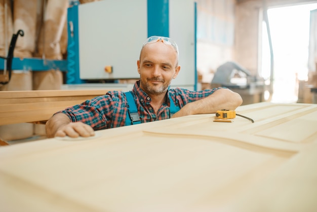 Carpentiere, produzione di porte in legno, lavorazione del legno, industria del legname, falegnameria.