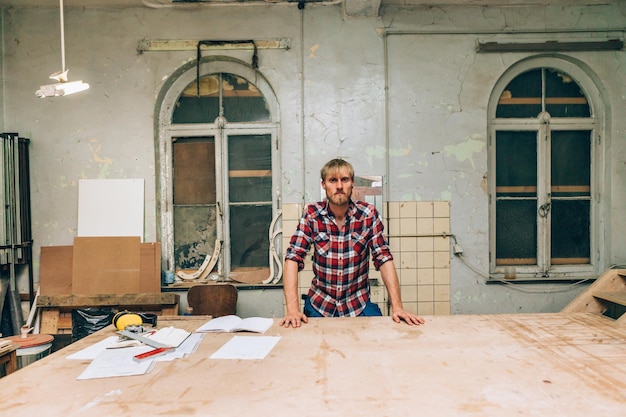 Photo carpenter at work in his workshop