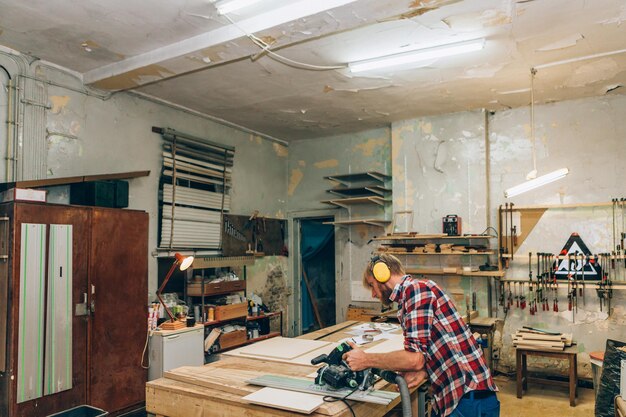 Photo carpenter at work in his workshop