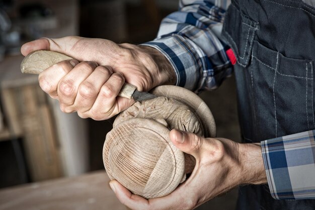 Foto carpenter al lavoro