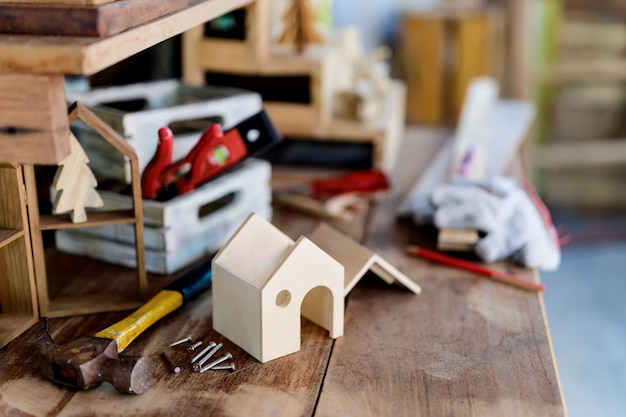 Photo carpenter working in carpentry shop. woodwork for furniture and home decor making concept. diy wood for decoration.