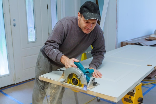 Photo carpenter working at home