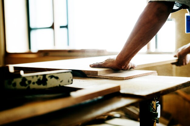 Photo carpenter working with a wood