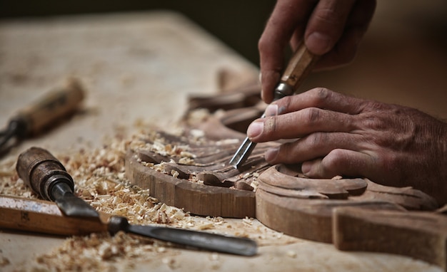 Carpentiere che lavora il legno, in cerca di ispirazione