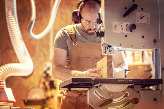 Foto carpentiere che lavora sul legno nel laboratorio