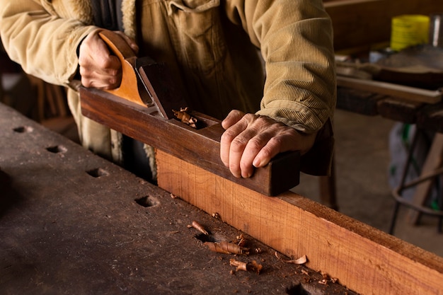 Photo carpenter working on woodworking side view