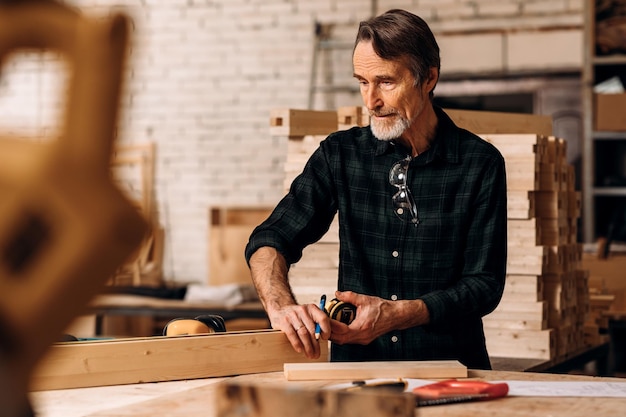 Photo carpenter working in workshop