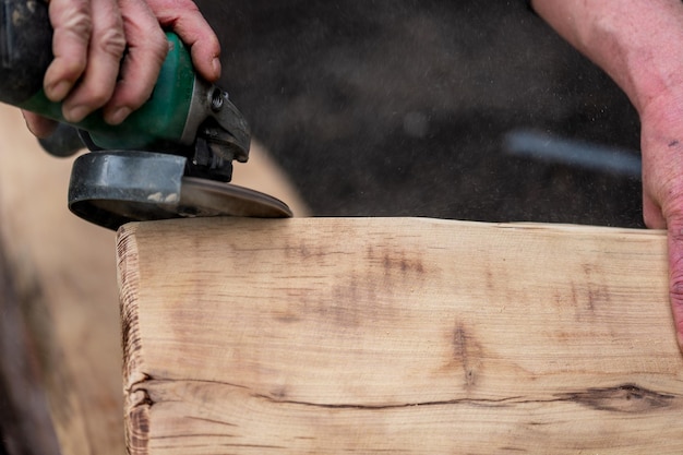 Photo a carpenter works in a garden