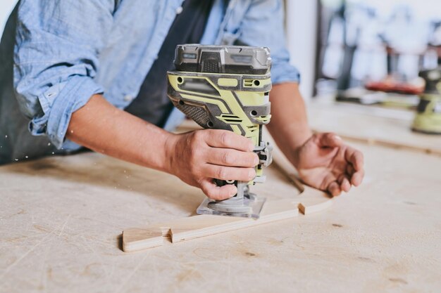 Photo carpenter works with wood in carpentry workshop man doing woodwork professionally