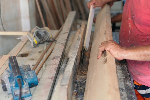 Carpenter39s handen organiseren het hout voordat hij aan de klus begint