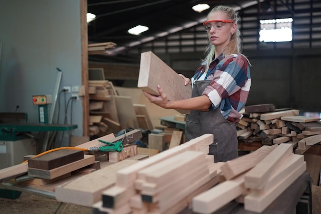 大工家具の組み立て木 DIY 職場オフィス バック グラウンドで中小企業