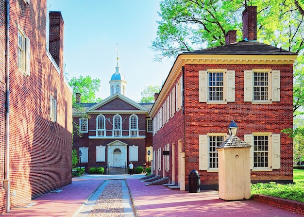 Carpenters Hall in de oude stad van Philadelphia, in Pennsylvania, de VS. Het is een gebouw voor de vakbondsvergaderingen van de timmerlieden. Toeristen in de straat.