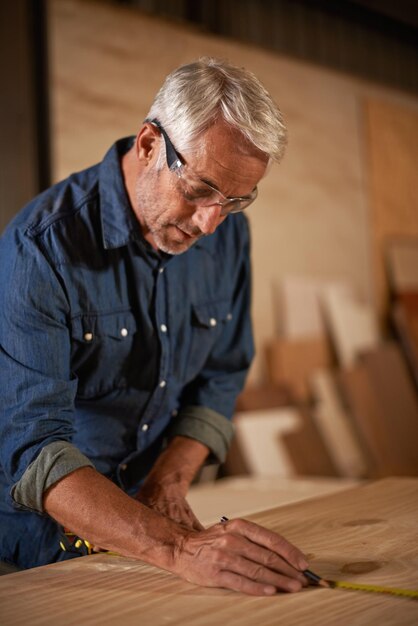照片木工卷尺和铅笔的男人专注和设计师家具制造车间创造力小企业和专业木匠规划可持续diy木工程设计