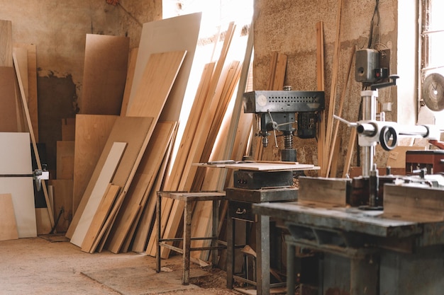 Foto interno di un negozio di falegnameria con legno e utensili