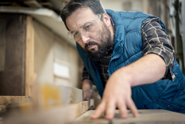 Photo carpentry workshop craftsman with  tools