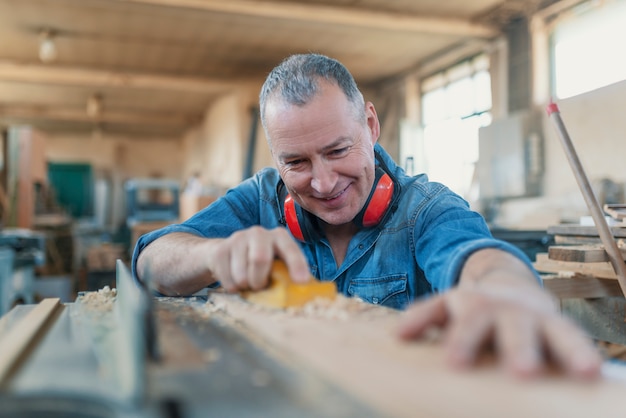 Foto routine dell'officina di carpenteria