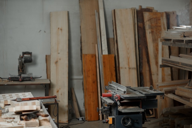 Фото Столярная мастерская с деревянными досками и инструментами