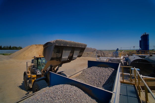 Carriage on loading with crushed stone