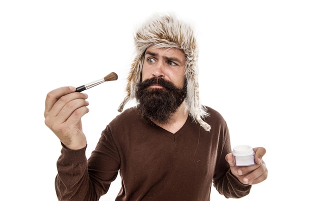 Carrière stylist Freak visagiste Make-up aanbrengen Gezichtskleur Poedercosmetica Stylist met baard draagt hoed Borstel voor make-up Excentrieke man met baard Make-up en schmink Natuurlijke borstel