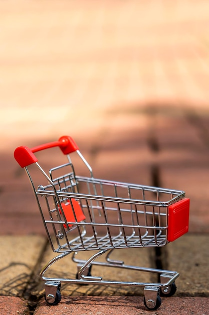 carrito de compras con fondo de naturaleza desenfocado