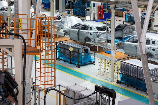 Carrosserieën zijn op de lopende bandfabriek voor de productie van auto's moderne auto-industrie elektrisch