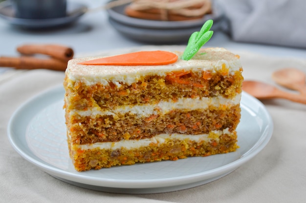 Carrot cake day. worteltaart met roomkaas glazuur versierd met chocoladewortelen