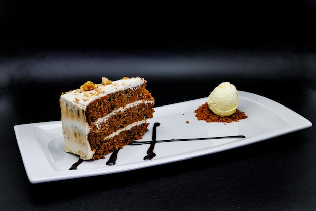 Carrot Cake op een witte plaat met ijs op een witte achtergrond