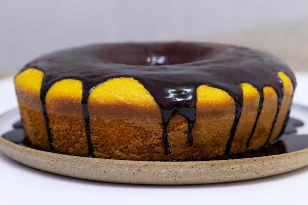 Torta di carote con topping al cioccolato tradizionale in brasile messa a fuoco selettiva