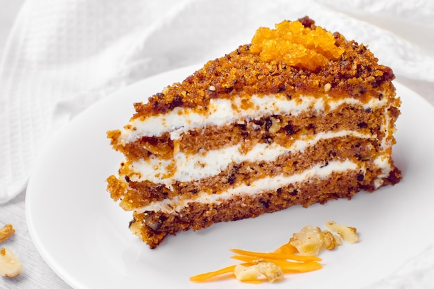 Морковный пирог с грецкими орехами. Кусок торта на тарелке. Сладкая еда. Сладкий десерт.