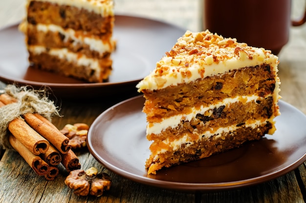 Photo carrot cake with walnuts