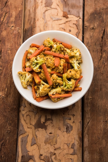 Achar di cavolfiore alla carota realizzato con phoolgobi e gajar. è un sottaceto stagionale dolce e dolorante dall'india