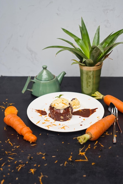 Морковный шоколадный торт на тарелке и черном фоне