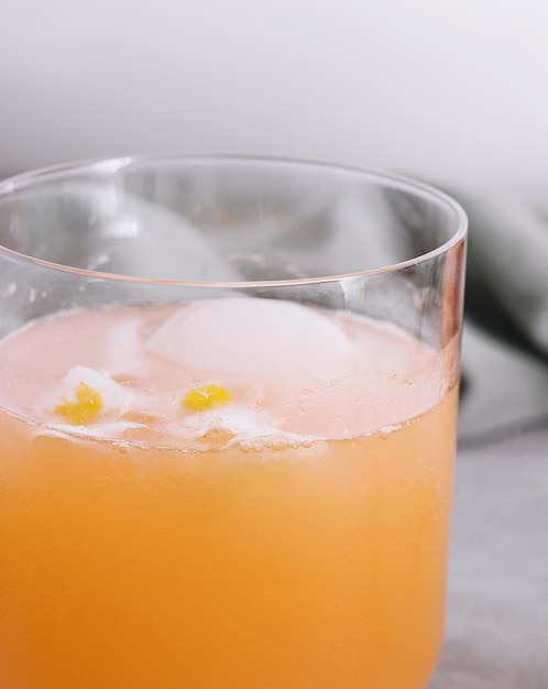 Морковный коктейль в стакане с кубиками льда