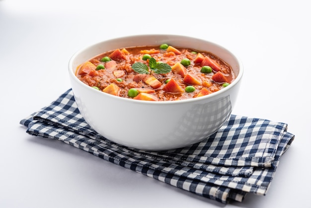 Carrot Curry или Garar Gravy sabzi, приготовленные из томатного пюре и специй, подаются в миске