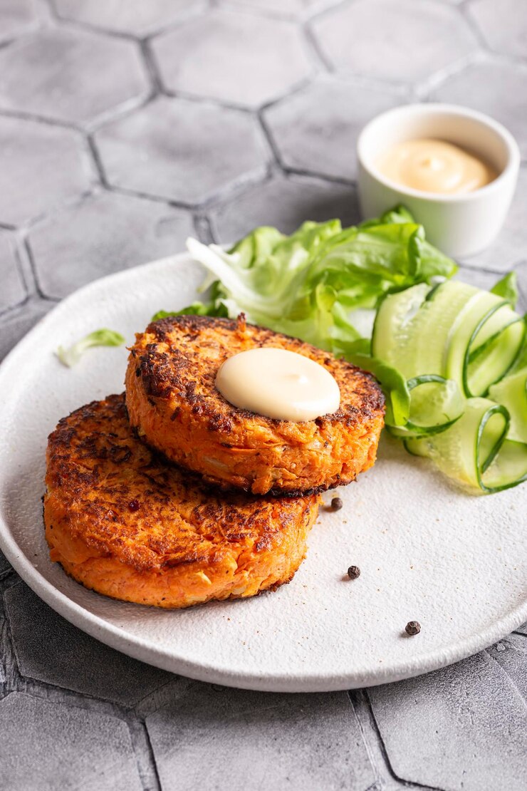 Photo carrot cutlets with salad for dinner, vegetarian concept