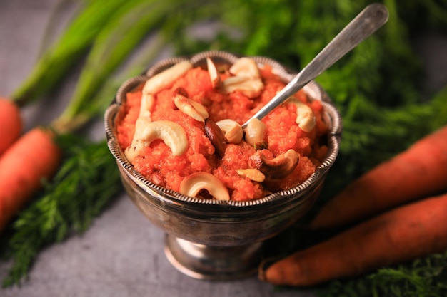 ニンジン halwagajar ka halwa インドの有名なお菓子は、選択と集中でニンジンのクローズ アップで作られました。
