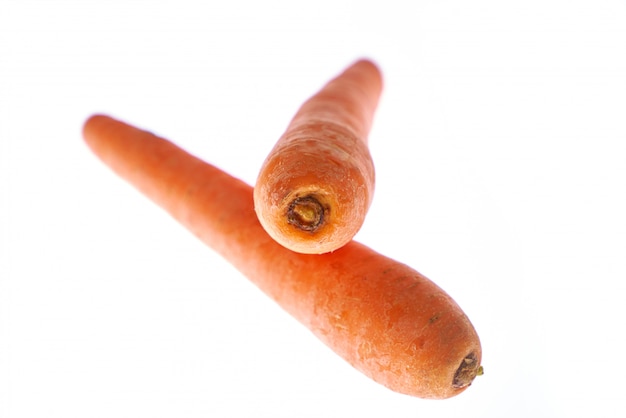 Carota isolata su sfondo bianco