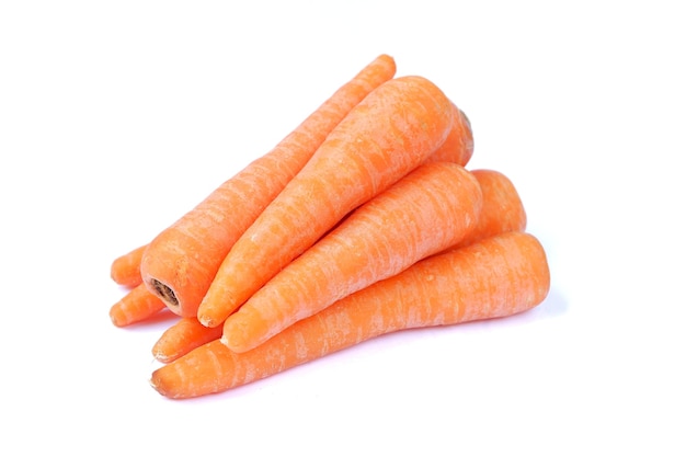 Carota isolata su sfondo bianco