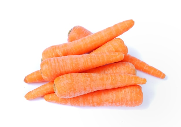 Carota isolata su sfondo bianco