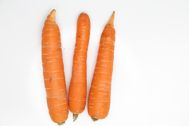 Carota sul piatto con verde.