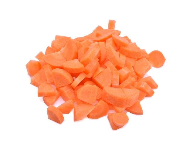 Ломтик моркови, изолированные на белом фоне