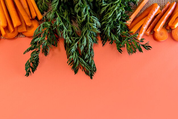 Photo carrot slices on orange background