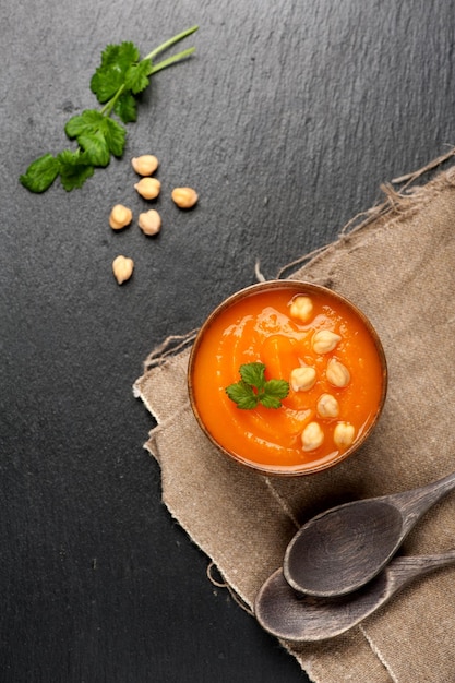 Foto zuppa di carote con ceci