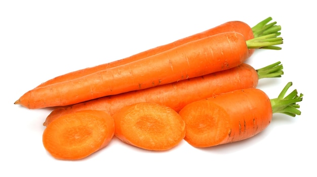 Carota intera e affettata isolata su sfondo bianco concetto di cibo sano creativo succo di natura vista dall'alto piatto