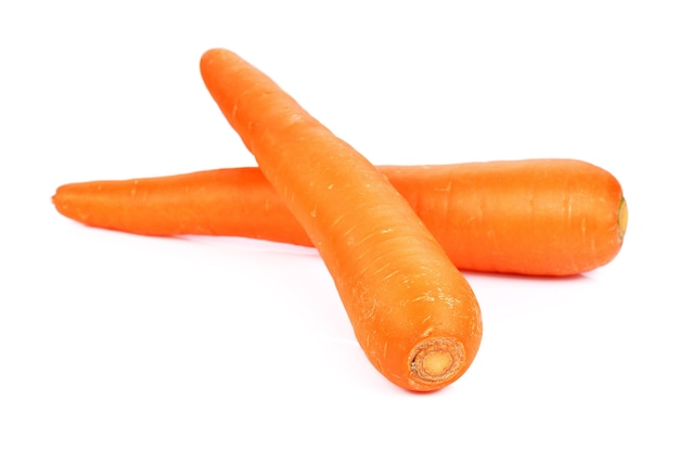 Морковь, изолированные на белом фоне