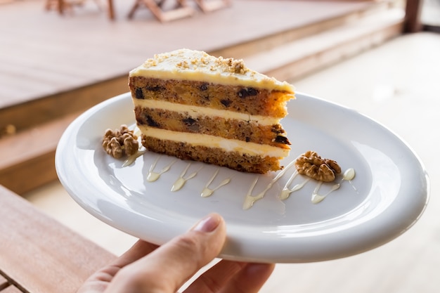 Foto torta di carote e zucca con crema al caffè in un taglio sul piatto.deliziosa torta di carote a fette